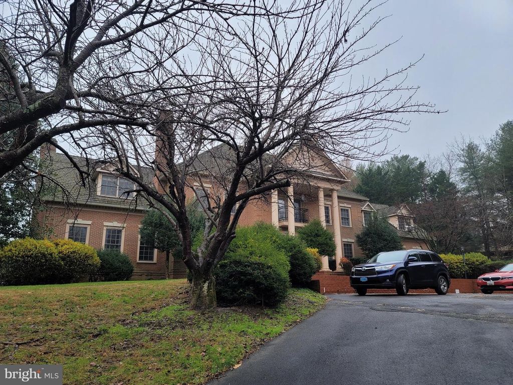 Image 2 of property listing at 8926 HARVEST SQUARE CT, Rockville, MD 20854