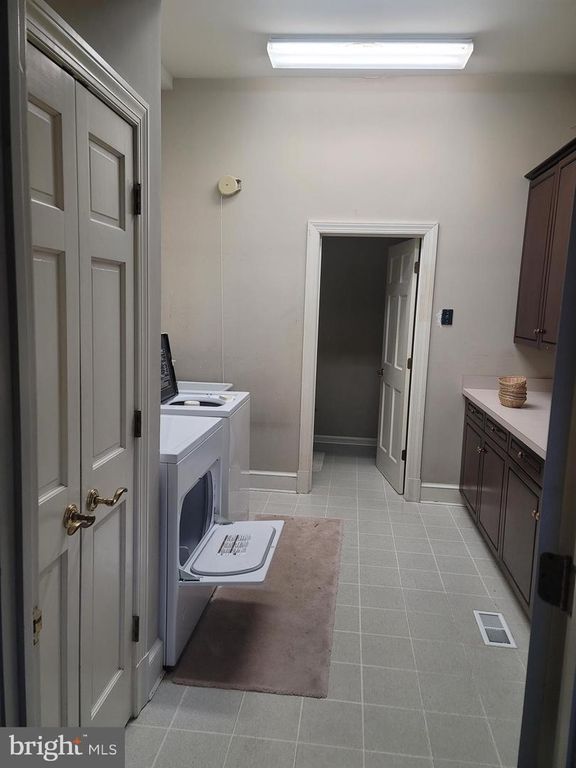 Image 24 of property listing at 8926 HARVEST SQUARE CT, Rockville, MD 20854