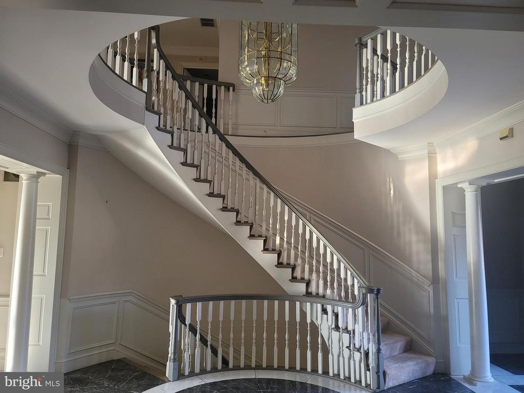 Image 3 of property listing at 8926 HARVEST SQUARE CT, Rockville, MD 20854