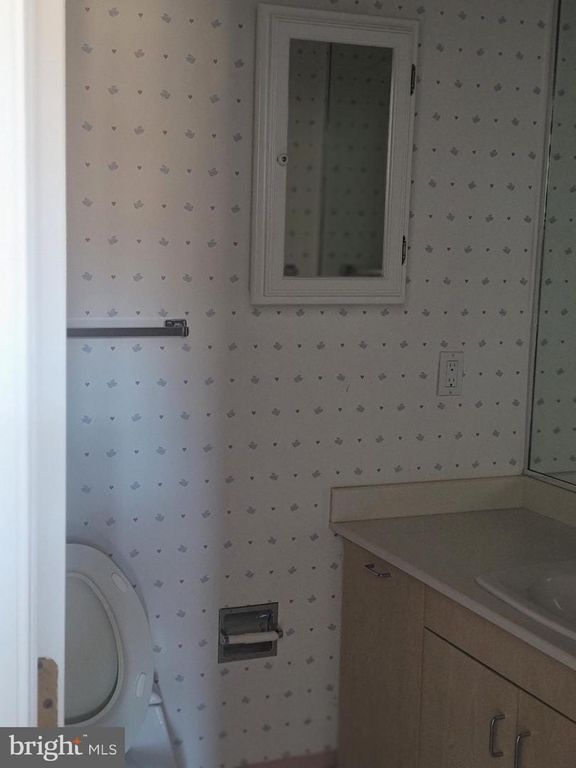 Image 32 of property listing at 8926 HARVEST SQUARE CT, Rockville, MD 20854