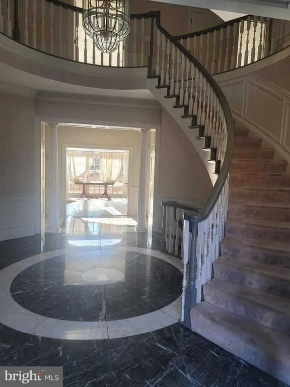 Image 4 of property listing at 8926 HARVEST SQUARE CT, Rockville, MD 20854