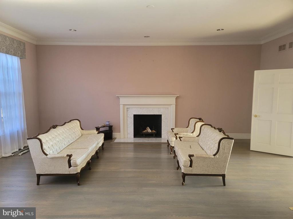 Image 6 of property listing at 8926 HARVEST SQUARE CT, Rockville, MD 20854