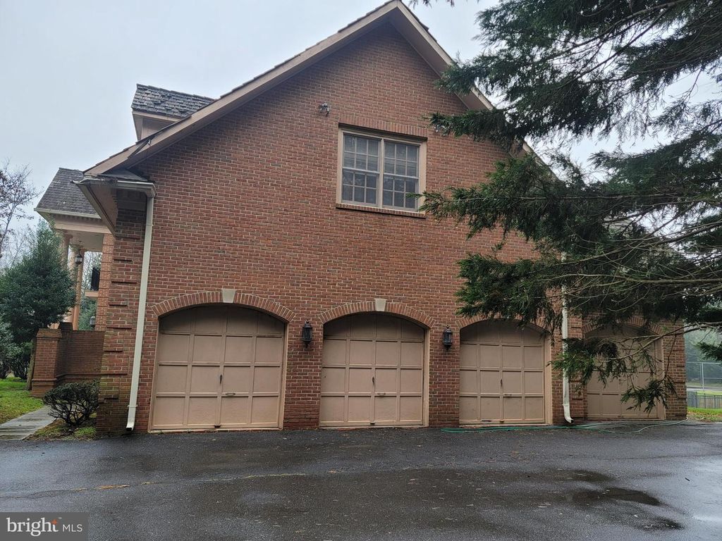 Image 68 of property listing at 8926 HARVEST SQUARE CT, Rockville, MD 20854