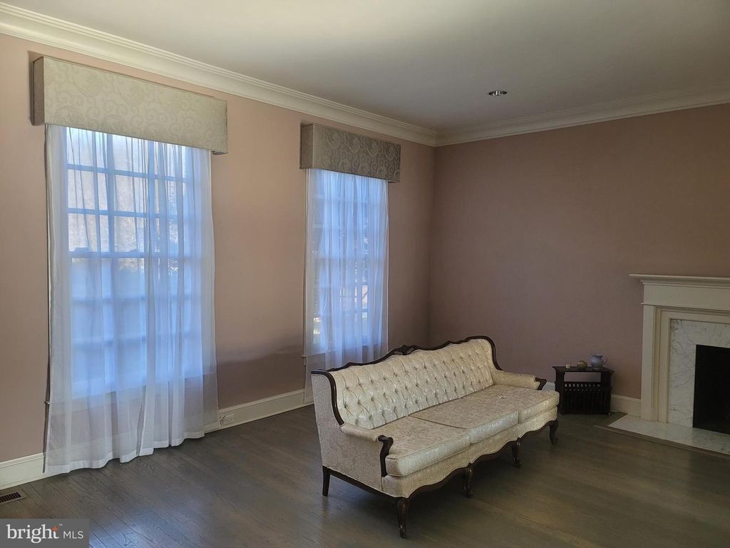 Image 7 of property listing at 8926 HARVEST SQUARE CT, Rockville, MD 20854