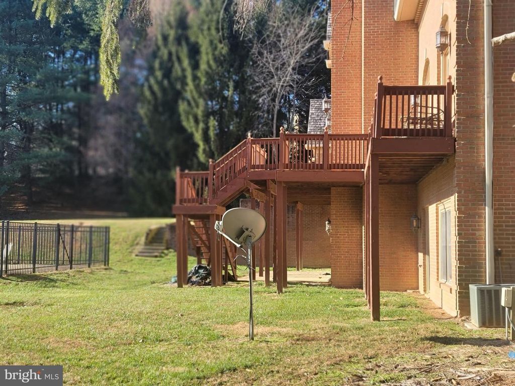 Image 70 of property listing at 8926 HARVEST SQUARE CT, Rockville, MD 20854