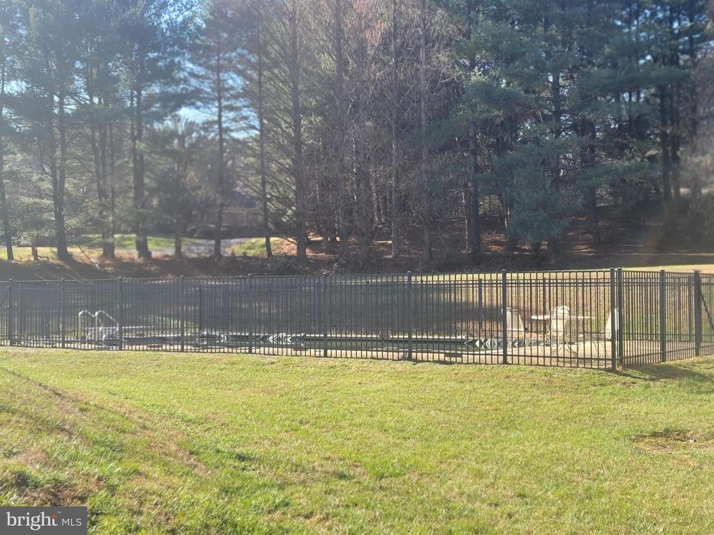 Image 73 of property listing at 8926 HARVEST SQUARE CT, Rockville, MD 20854