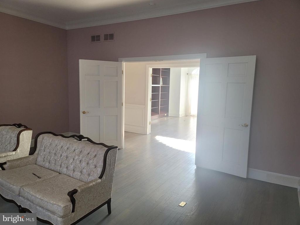 Image 8 of property listing at 8926 HARVEST SQUARE CT, Rockville, MD 20854