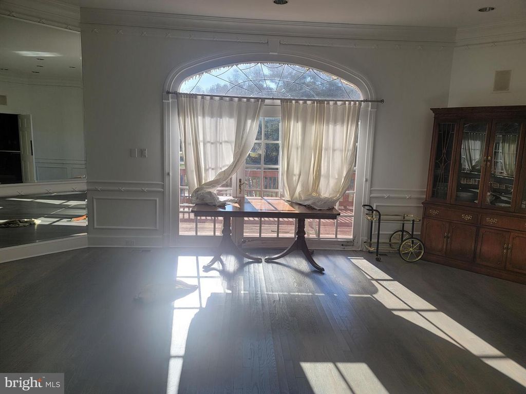 Image 9 of property listing at 8926 HARVEST SQUARE CT, Rockville, MD 20854