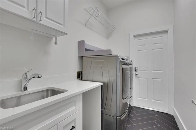 6391 Old Mahogany CT, Naples, FL 34109