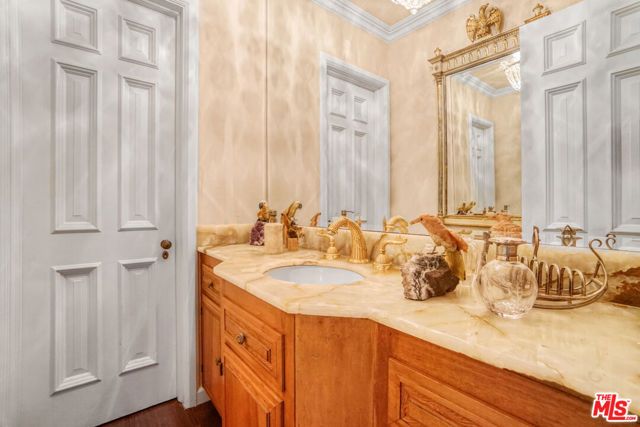 251 N Bristol Avenue, Los Angeles, CA 90049