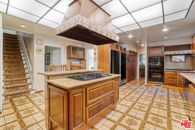 251 N Bristol Avenue, Los Angeles, CA 90049