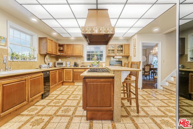 251 N Bristol Avenue, Los Angeles, CA 90049