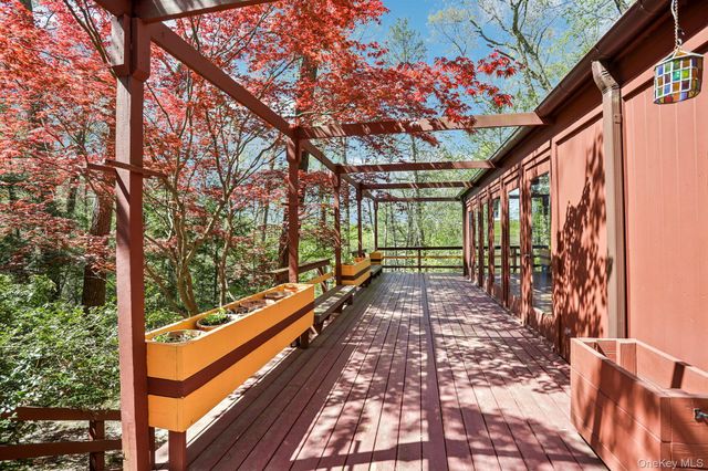 59 Shad Road W, Pound Ridge, NY 10576