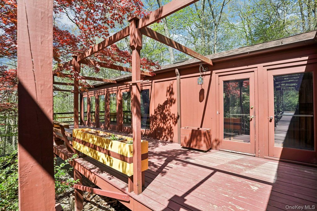 59 Shad Road W, Pound Ridge, NY 10576