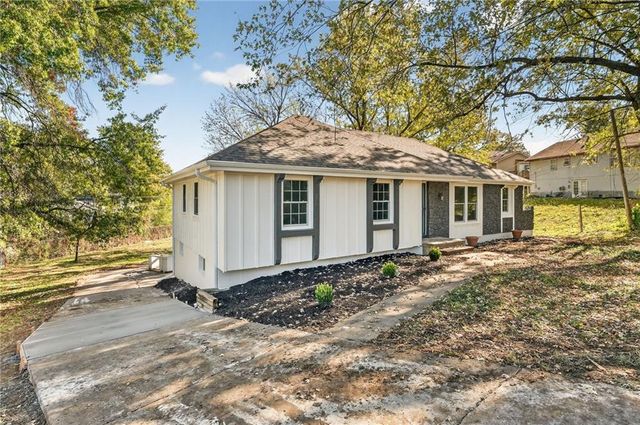 9825 Potter Circle, Kansas City, MO 64134