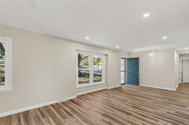 9825 Potter Circle, Kansas City, MO 64134