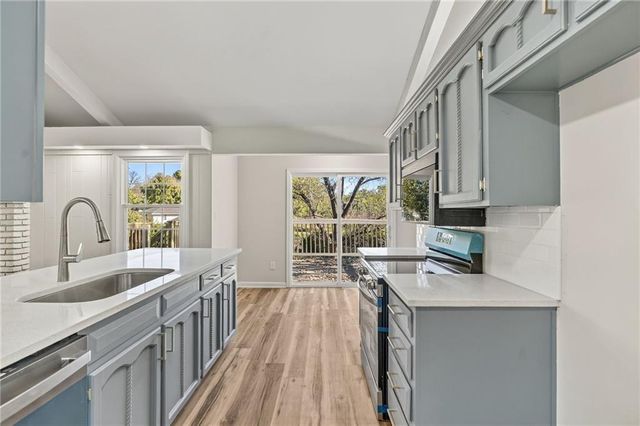 9825 Potter Circle, Kansas City, MO 64134