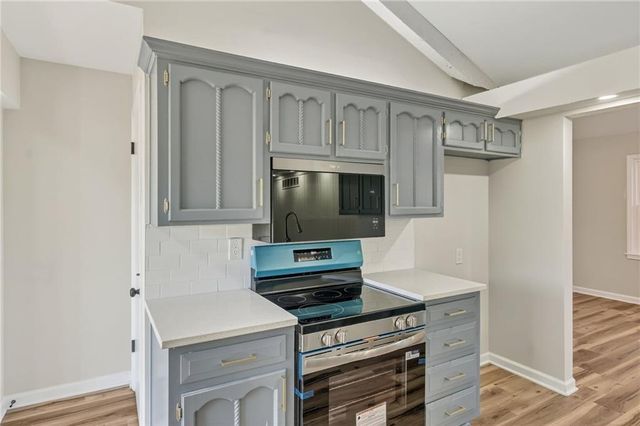 9825 Potter Circle, Kansas City, MO 64134