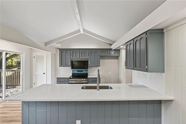 9825 Potter Circle, Kansas City, MO 64134