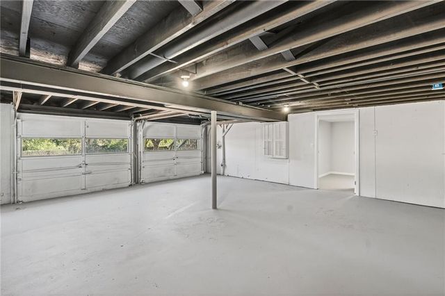 9825 Potter Circle, Kansas City, MO 64134