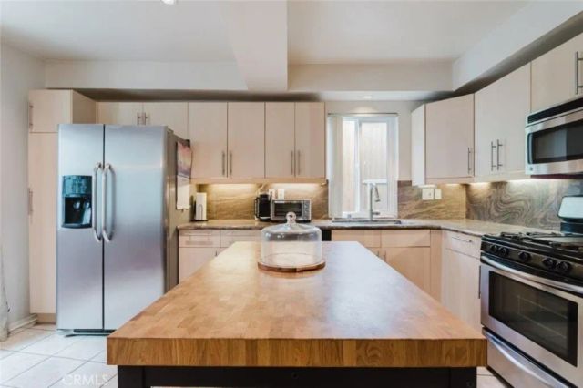 13220 Valleyheart Drive 202, Studio City, CA 91604