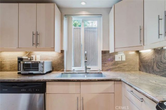 13220 Valleyheart Drive 202, Studio City, CA 91604