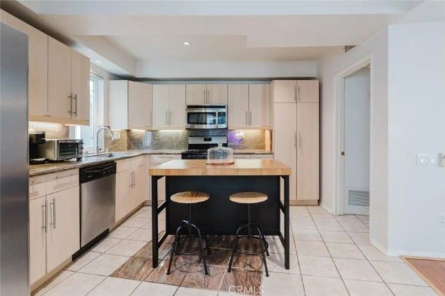 13220 Valleyheart Drive 202, Studio City, CA 91604
