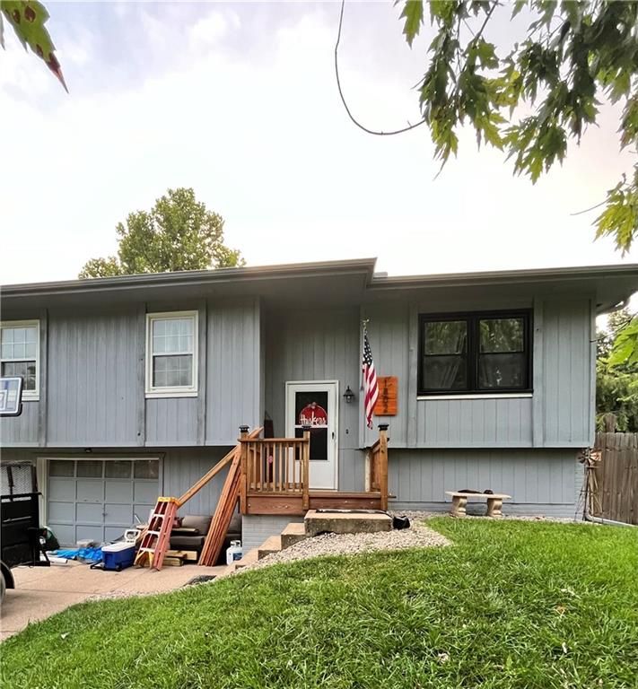 1802 PARKWOOD Drive, Harrisonville, MO 64701