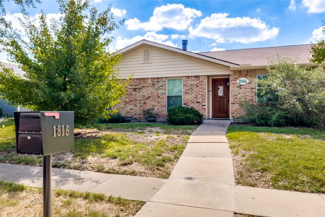 1816 Chamberlain Drive, Carrollton, TX 75007