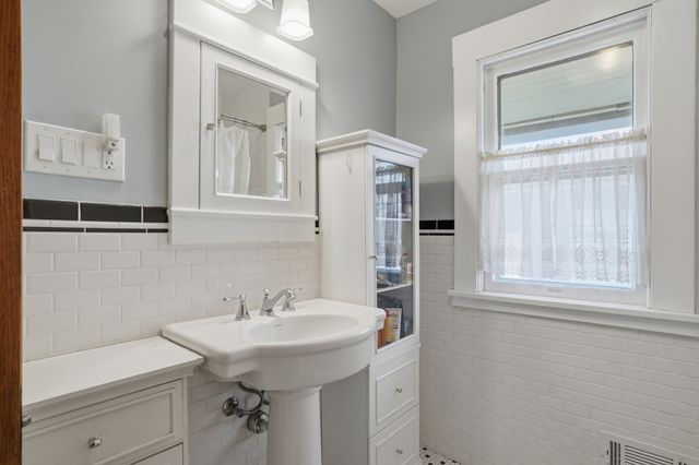 1128 44th Street, Des Moines, IA 50311