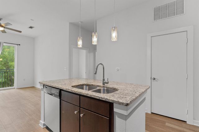 1900 Barton Springs RD 2027, Austin, TX 78704