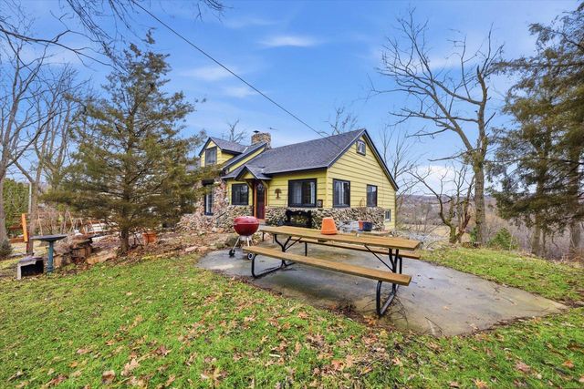 1576 Highland AVENUE, Hubertus, WI 53033