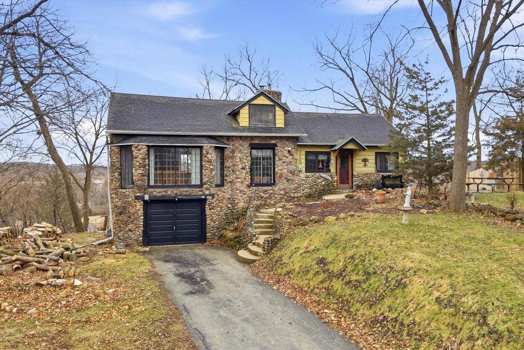 1576 Highland AVENUE, Hubertus, WI 53033