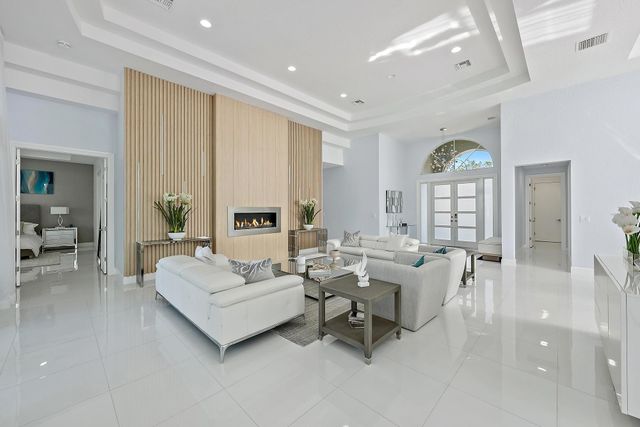 8988 Lakes Boulevard, West Palm Beach, FL 33412