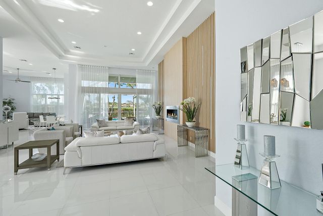 8988 Lakes Boulevard, West Palm Beach, FL 33412