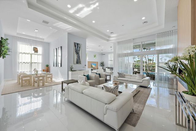 8988 Lakes Boulevard, West Palm Beach, FL 33412