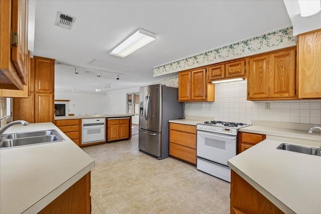 102 Summerall Drive, Mabank, TX 75156