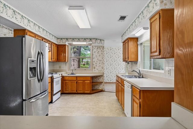 102 Summerall Drive, Mabank, TX 75156