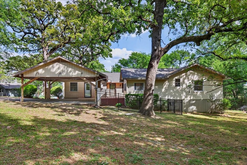 102 Summerall Drive, Mabank, TX 75156