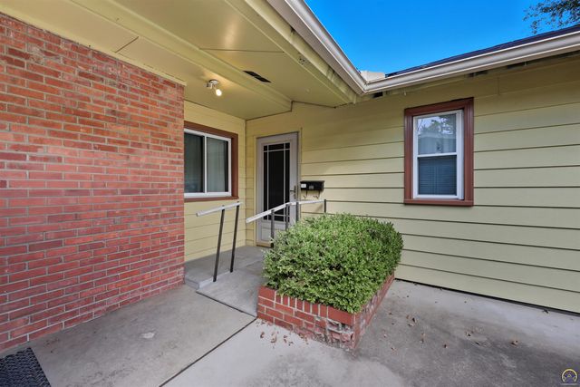 2707 SW Burnett RD, Topeka, KS 66614