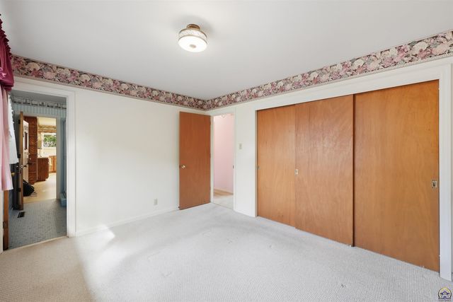 2707 SW Burnett RD, Topeka, KS 66614