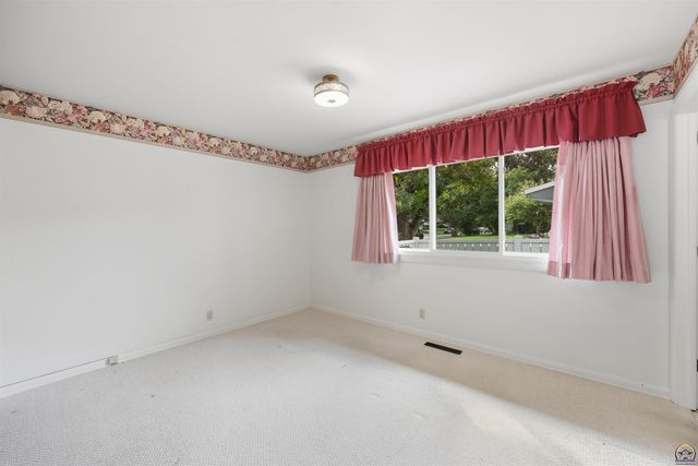 2707 SW Burnett RD, Topeka, KS 66614