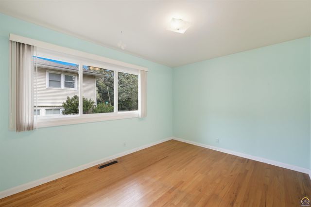 2707 SW Burnett RD, Topeka, KS 66614