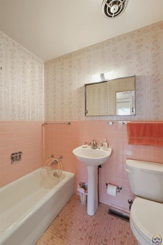 2707 SW Burnett RD, Topeka, KS 66614