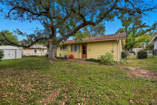 2707 SW Burnett RD, Topeka, KS 66614