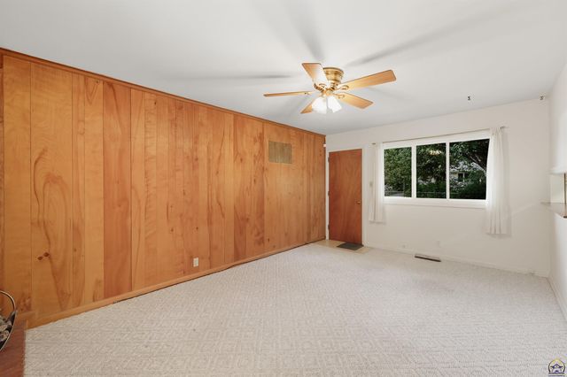 2707 SW Burnett RD, Topeka, KS 66614