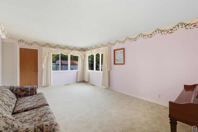 2707 SW Burnett RD, Topeka, KS 66614