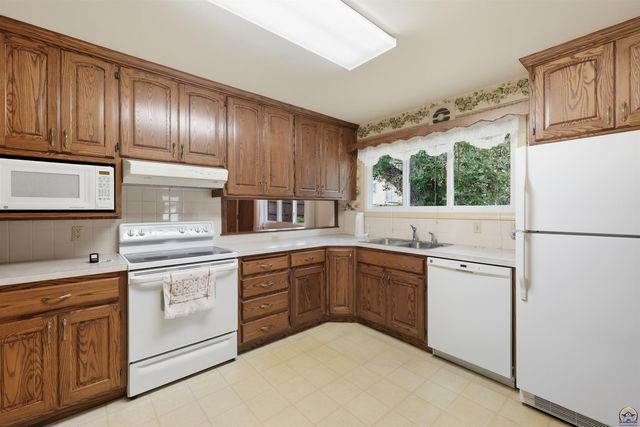 2707 SW Burnett RD, Topeka, KS 66614