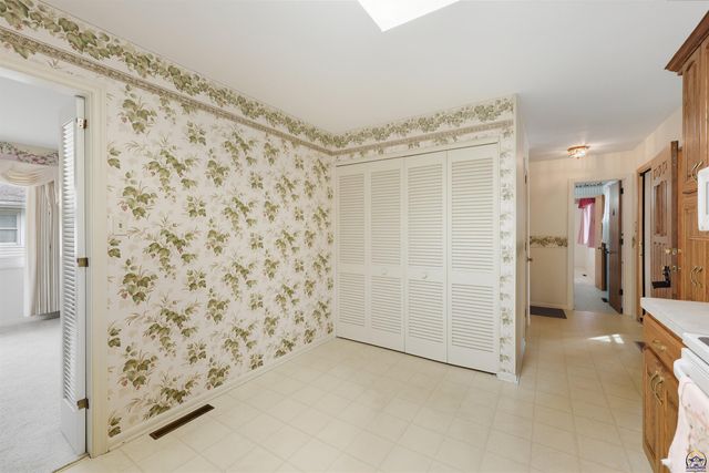 2707 SW Burnett RD, Topeka, KS 66614