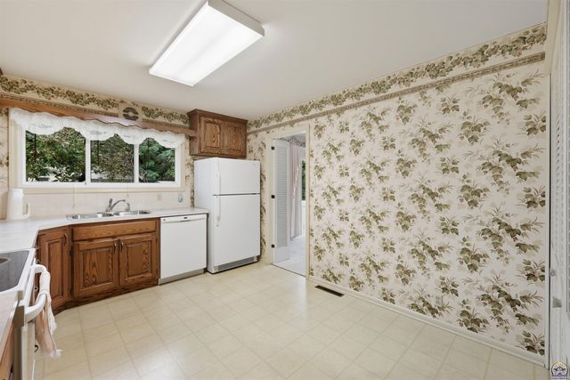 2707 SW Burnett RD, Topeka, KS 66614